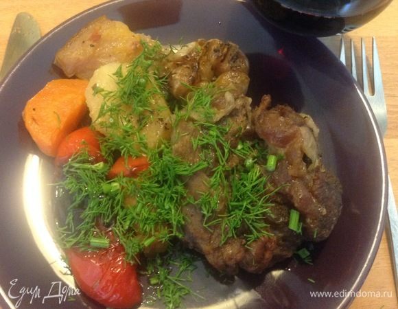 И каждый, что душа желает, к себе в тарелку с общего блюда. Хорошая, к слову, традиция — из общего на столе блюда каждый сам. Зелень тут укропная, понятно, всем видна. А вот справа вверху (направление норд-ост) — фрагмент бокала. Не всем виден:) Это я лишь к тому, что данное блюдо отлично как с чаем горячим, так и с вином красным сухим, так и с настойкой «Несмеяновка» (формата male или female — мужская или женская). Казалось бы, и все. Приятного аппетита! Но есть моментик, как с эти поступить на завтра, с тем, что осталось в кастрюльке, если осталось...