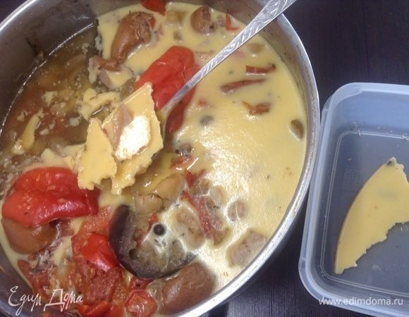 Для этого ложкой аккуратно слой застывшего жирка снимем.