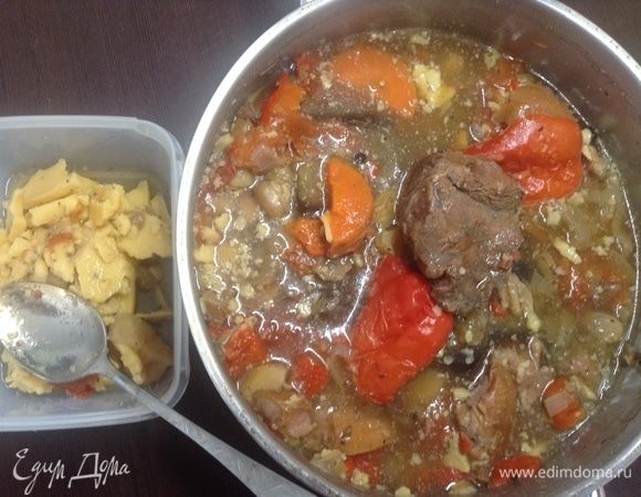 Совсем весь уберем и выкинем его. А то, что в кастрюле останется, там в кастрюле и разогреем и как полупохлебку по тарелкам. А еще демократичней, вдруг кто не любит таки, так овощи, мясо — как вчера, а бульон отдельно налить в кружки.