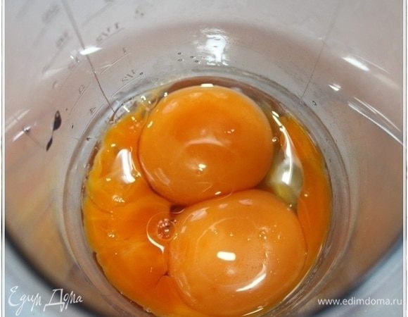 Из яиц (эти, кстати, домашние, т.е. от своих куриц — вон желток какой) нужен только желток. Отделить как? Да у всех свои способы. Мне тут попалось описание «с применением медицинского шприца». Так что, главное — отделить. А как — личное дело каждого.