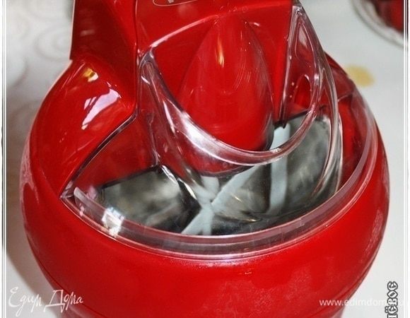 Есть у меня вот такой девайс. Мороженица. Стоит, кстати, недорого, но польза от него большая. Рекомендую. Нижняя часть этого девайса — колба, которая перед использованием часа на три-четыре ставится в морозилку. Там внутри что-то плещется (на слух). Так вот, оно там замерзает, и колба исполняет роль замораживателя. Хлопотно немного, зато удобно. Не надо громоздкого и дорогого фрезера автономного. В тепле колба сразу начинает покрываться инеем, стекающем потом водичкой. Так что салфетка под мороженицу не помешает.