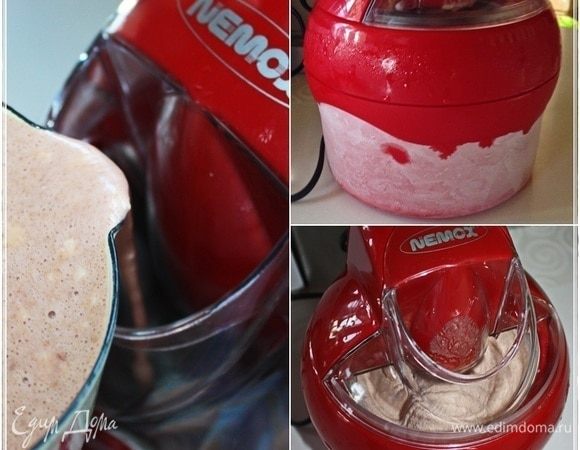 Включаем агрегат. Там внутри лопасти такие, которые вращаются. И заливаем (видите, зачем ковшик с носиком понадобился) смесь в агрегат. Аккуратно. Если заливать, не включив коловращение, то частички смеси сразу будут примерзать к стенкам. И дальше оставляем агрегат в покое. Смесь еще теплая, и поначалу ничего такого не происходит. Перемешивается себе потихоньку, воздухом насыщается. Уже через минут пятнадцать-двадцать видны изменения. Смесь становится плотнее. А агрегат покрылся плотным слоем инея. И слой такой держится (я сам удивился) почти час.