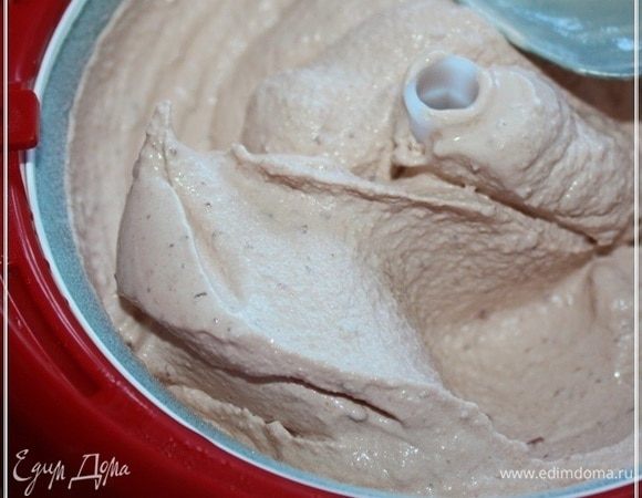 Примерно через часа полтора, я решил, что хватит. В общем, это уже готовое, правда, мягкое мороженое. Его вполне можно уже подавать. Чесслово. Я переложил мороженое в плошки, которые убрал в морозилку. Уже через минут сорок мороженое затвердело, и хоть в брикеты упаковывай. Замечу, что колба в момент опустошения была еще весьма холодной. Можно было вполне еще с полчаса покрутить, чтобы получить более, так сказать, твердый продукт.