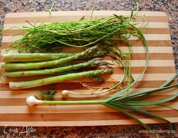 Подготовить ингредиенты. Поставить воду на огонь для пасты, посолить.