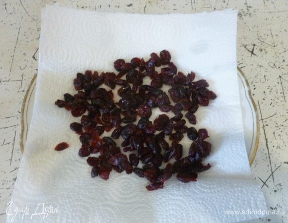 Клюкву промыть и просушить на бумажном полотенце.