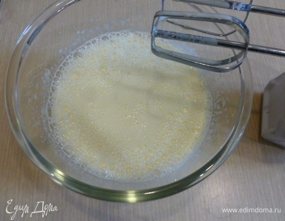 Яйца взбить с сахаром, добавить молоко, взбить.