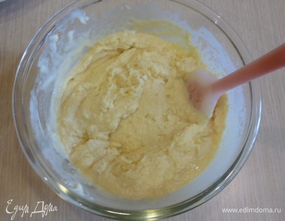 Отложить 1 ст. л. рисовой муки для клюквы. К яичной смеси постепенно всыпать оба вида муки и разрыхлитель. Перемешать.