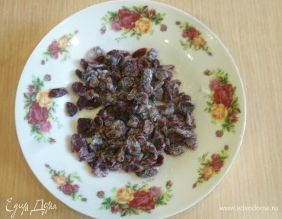 Клюкву обвалять в муке, чтобы она не опустилась на дно кекса.