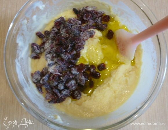 В тесто добавить масло и клюкву, перемешать.