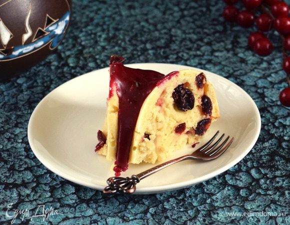 Кекс остудить в форме 10–15 минут, затем достать из формы и полностью остудить на решетке. Остывший кекс покрыть, при желании, глазурью. Я использую готовую глазурь со вкусом вишни. Приятного аппетита!