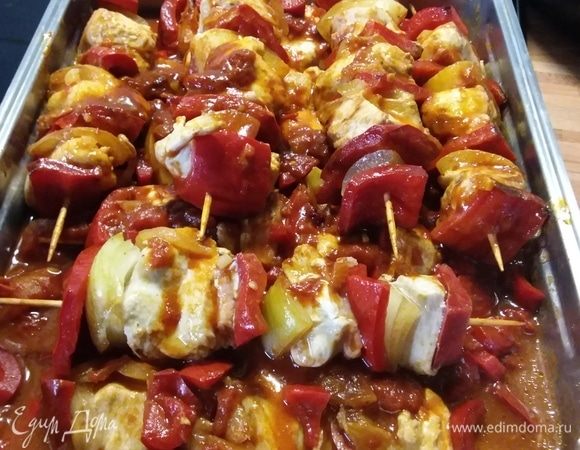 Вылить соус в форму с шашлыками. Форму желательно подобрать такой величины, чтобы шашлыки лежали в ней в один ряд. Запекать в заранее разогретой до 180°C духовке 35–50 минут. Такая разница во времени означает, что шашлыки будут готовы уже через 35 минут, но чем дольше они проводят в соусе, тем больше они им обогощаются и наоборот. Автор пишет о том, что иногда выдерживает блюдо в духовке около часа.