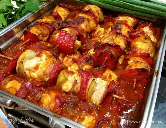 Достать из духовки, посыпать любимой зеленью. Дать несколько минут пропитаться и «прийти в себя».