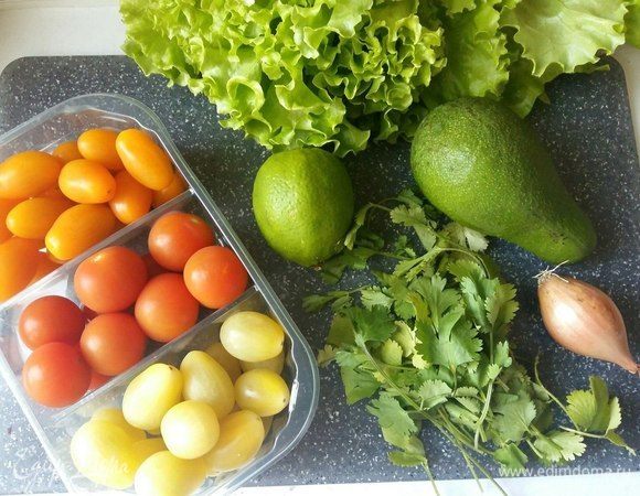 Пока маринуется курочка, подготовим все продукты для нашего салатика.