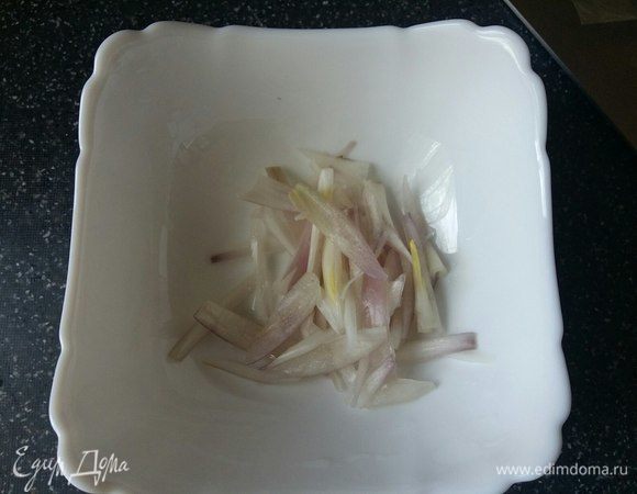 Лук-шалот нарезать перышком, обдать кипятком.