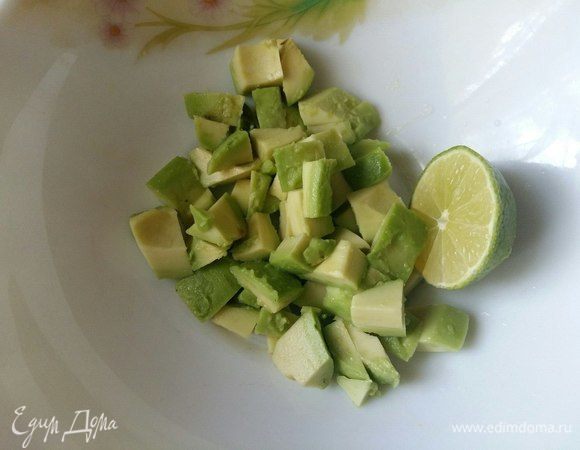 Авокадо почистить, нарезать кусочками, сбрызнуть соком лайма.
