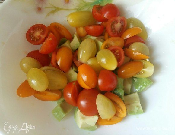 Черри взяла в этот раз разноцветные, веселенькие, разрезать пополам.