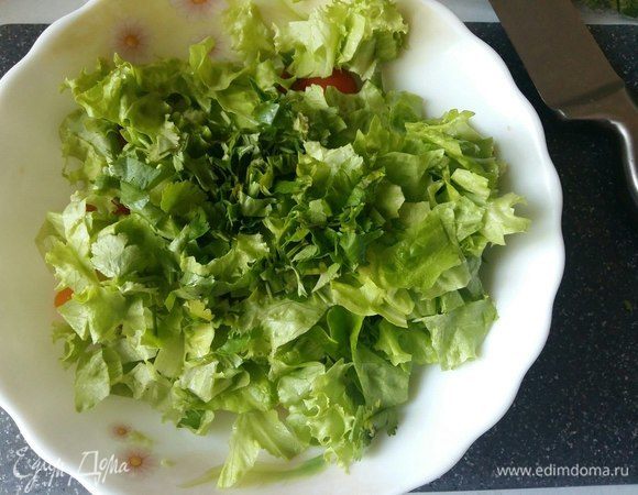 Порвать руками листья салата, кинзу можно нарезать ножом, а можно так же, как и салат, — руками.