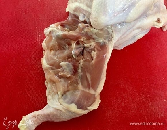 Сустав пройден, далее отрезаем аккуратненько кожу, мясо, волокна. В общем, полностью отделяем бедро от всей тушки курицы. Первое бедро готово.