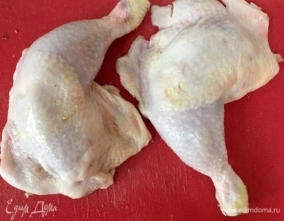 И точно таким же образом отделяем второе бедро от курицы.