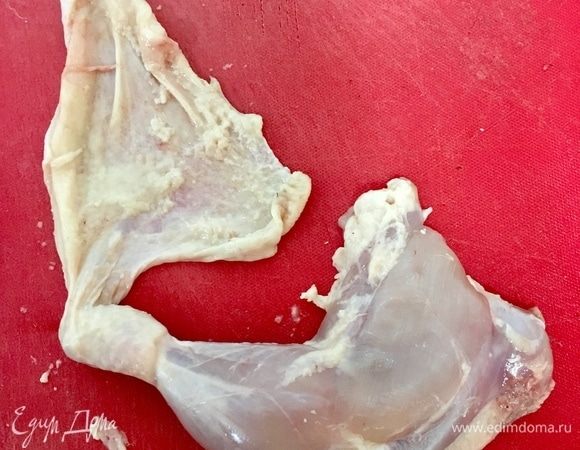 Отодвигаем пальчиками кожу в основании бедра. И, помогая себе небольшим острым ножом, снимаем кожу с мякоти. Можно ее аккуратненько стянуть вниз, но работать, то есть стягивать, необходимо аккуратно, чтобы кожа осталась цельной. Сильным и резким движение ножа перерубить кость в самом низу голени.