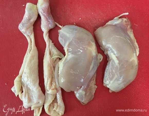Вот на фото уже две куриные кожи, снятые с двух ножек. Ничего не порвано. Теперь с бедрышек необходимо счистить всю мякоть.