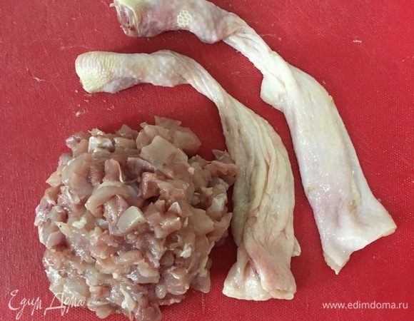 Далее мякоть или пропустить через мясорубку, или измельчить мелким кубиком ножом. У меня второй вариант — очень мелко нарезанная куриная мякоть.