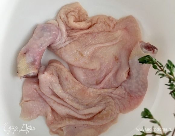 А саму куриную кожу в виде чулочка помыть, обсушить бумажным полотенцем и оставить в миске дожидаться начинки.