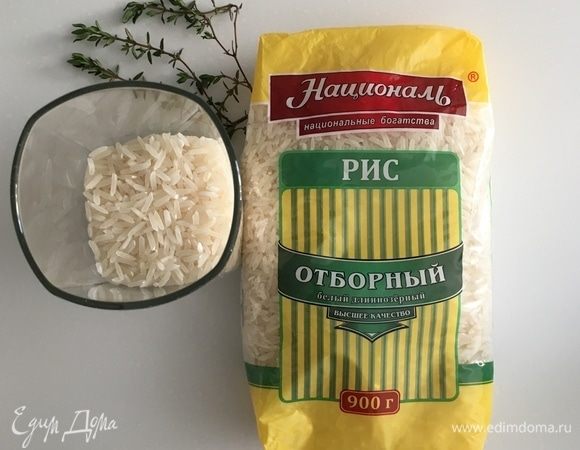 Я отмерила сразу чуть больше половины стакана риса ТМ «Националь». Две ложки готового риса пойдет в ножки, из остального будем готовить рисовые биточки на гарнир. Рис поставить вариться в подсоленной воде до готовности.