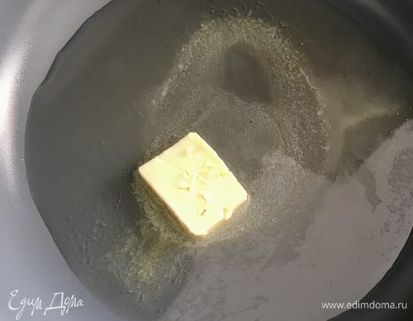 Разогреть в сковороде пару ложек растительного и чайную ложку сливочного масла. Обжарить в масле до готовности и золотистого цвета мелко нарезанный лук. Немного посолить при жарке.