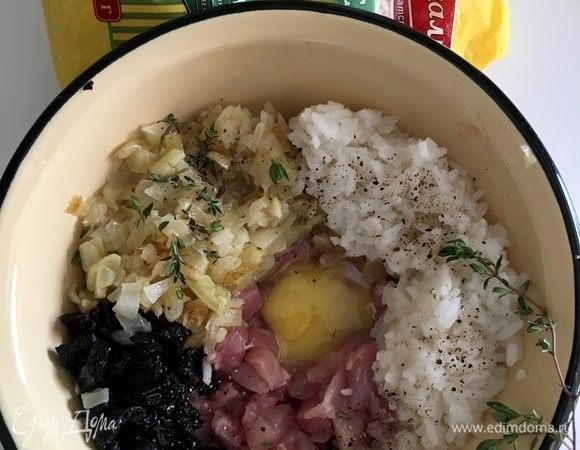 В миске собираем все составляющие для начинки куриных ножек. Естественно, куриное мясо, нарезанное мелким кубиком, или фарш (кому как нравится), пару ложек отварного риса, нарезанный мелким кубиком чернослив. Вбить одно яичко для клейкости. Соль, перец по вкусу. И листики свежего тимьяна. Тимьяна можно побольше, ароматы очень нежные. Перемешиваем, равномерно объединяя все ингредиенты.