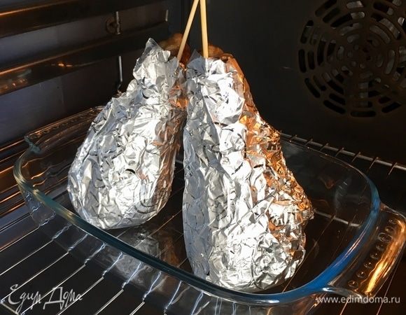 А поверх пленки надеть фольгу для запекания и поставить вертикально, как на данном фото. Для устойчивости я еще проколола каждую ножку длинной шпажкой. И в таком виде запекала ножки в духовке при температуре 200°C 20 мин.