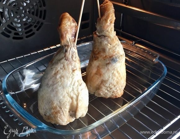 Затем аккуратно сняла фольгу и пленку и для корочки подпекла еще 10–12 мин в духовке. Ножки приняли вертикальное, какое я и задумывала, положение и стоят уже самостоятельно.