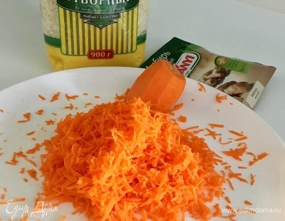 Теперь займемся гарниром, то есть яркими оранжевыми рисовыми биточками. Рис уже отварен. А за яркость цвета отвечает морковь. Натрем ее на мелкой терке. Из специй возьмем молотый имбирь. Дело в том, что в соус, который мы тоже сделаем, пойдет имбирь свежий. Поэтому нам необходимо выдержать общую вкусовую палитру блюда.