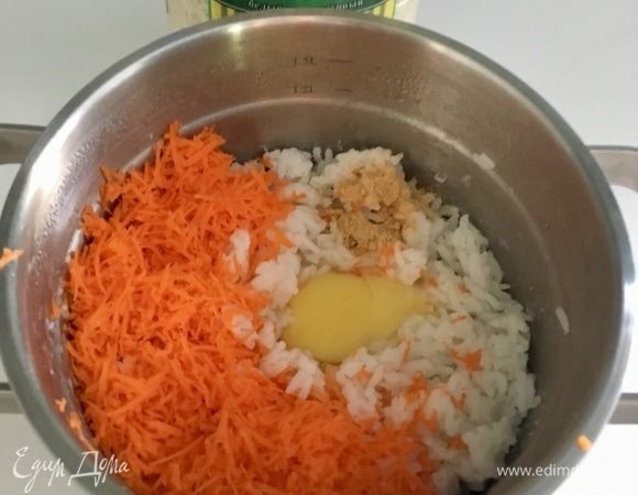 Соединяем рис ТМ «Националь», натертую морковь, чайную ложечку молотого имбиря, одно крупное или два мелких яйца. Можно еще посолить и поперчить по вкусу.
