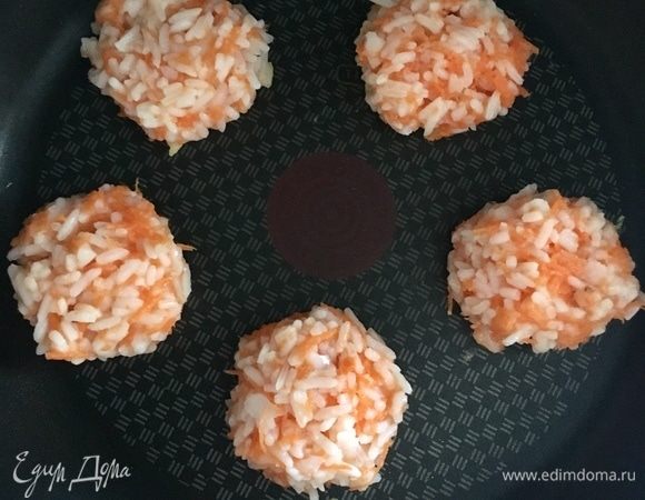 Перемешиваем. Формируем небольшие рисовые котлетки и на сухой сковороде, по аналогии с панкейками, с обеих сторон обжариваем биточки.