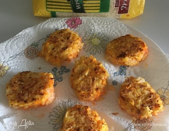 Снимаем солнечные рисовые биточки с загорелой корочкой на тарелку.