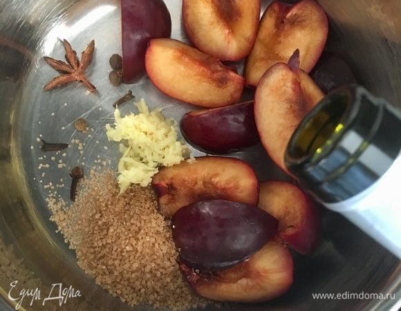Сливовый соус. Сливы помыть и освободить от косточки. Нарезать на четвертинки. В сотейник сложить специи, а именно звездочки гвоздики, звездочку бадьяна, две-три горошины душистого перца, чайную ложку натертого корня имбиря, чайную ложку молотой корицы. Столовая ложка коричневого сахара. Вливаем примерно 70 мл белого сухого вина хорошего качества. Томим до мягкости слив. Если жидкости, на ваш взгляд, маловато, можно добавить или кипяченной воды, или еще вина.