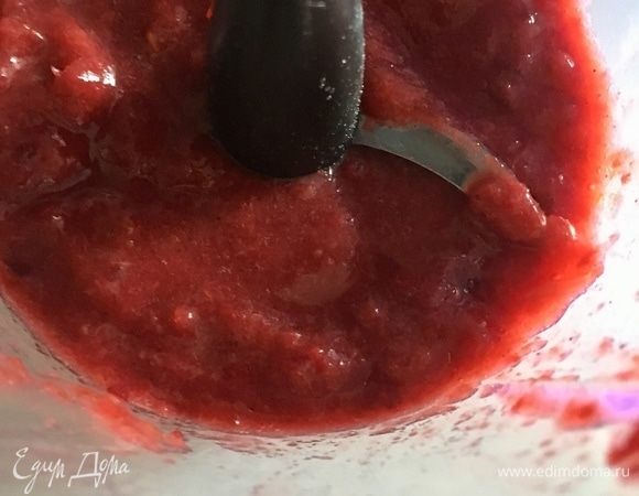 Как только сливы станут полностью мягкими, переложить их в блендер. Специи извлечь. Сливы пюрировать до однородности. Густоту соуса регулируем той жидкостью, в которой варились сливы.