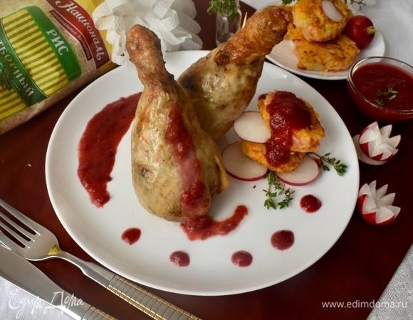 Как только ножки запеклись до золотистой корочки, веселые оранжевые биточки поджарены, а пряный сливовый соус взбит до кремовой консистенции, можно сервировать блюдо и угощать! Для подачи я еще взяла редис, нарезать его слайсами и подать к блюду. Нежные листики свежего тимьяна также будут уместны для поддержания ароматов куриных ножек.