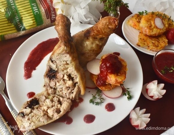 Блюдо получилось очень интересное, пряное и оригинальное на вкус. Но при этом абсолютно сбалансированное по сочетаниям. Уживчивое со многими ингредиентами, и, в целом, нейтральное куриное мясо в компании с черносливом и рисом заиграло новыми вкусами, поддерживаемыми пряным сладко-острым сливовым соусом. Рисовые биточки с этим же сладковатым соусом, оттененные терпкостью редиса, превращаются в оригинальный неизбитый гарнир!