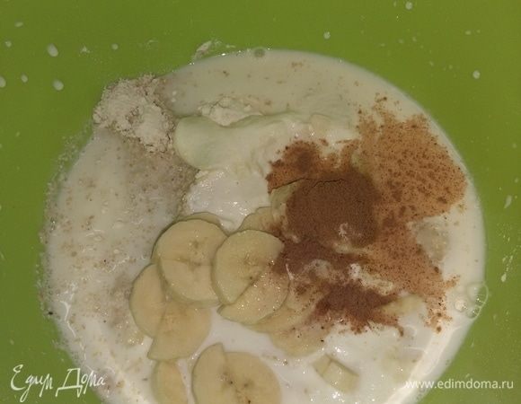 Банан мелко нарезать. Все ингредиенты сложить в миску и пробить блендером до однородности.