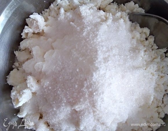 Творог, у меня жирный деревенский, растереть с сахаром, солью и ванилином.