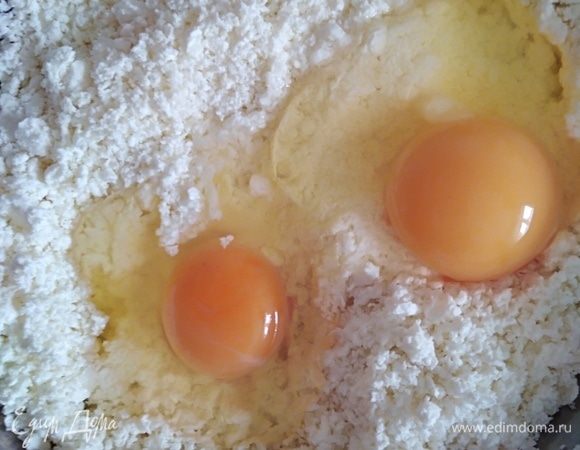 Добавить яйца и хорошо перемешать.