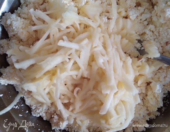 Крупное яблоко очистить от кожуры и натереть на терке. Если сильно сочное, отжать лишнюю влагу.