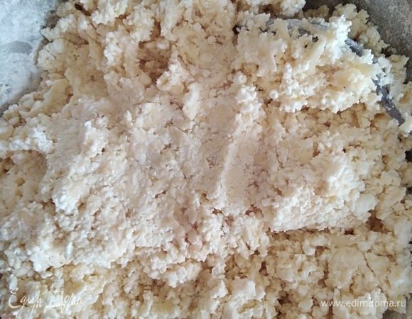 Всыпать муку, перемешать. Тесто должно быть немного липким.