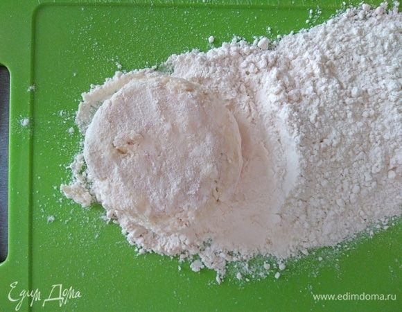 На доску насыпать дополнительную муку. Ложкой или руками сформировать сырники и хорошо обвалять в муке.