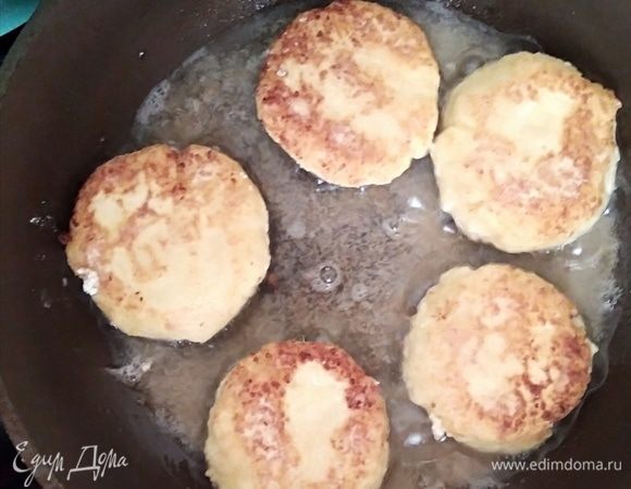 Поджарить сырники на разогретом растительном масле до золотистой корочки с обеих сторон. Переложить в форму для запекания (ничем не смазывать) и поставить в разогретую до 170°C духовку на 10–12 минут. Или пожарить до готовности на сковороде. Но мне больше нравится доводить до готовности именно в духовке, сырники тогда получаются более нежными.