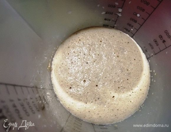 Прежде всего, отмеряем 250 мл теплого молока. Растворяем в них 1 ч. л. сахара и сухие дрожжи. Оставляем на 10 минут, чтобы поднялась «шапочка».