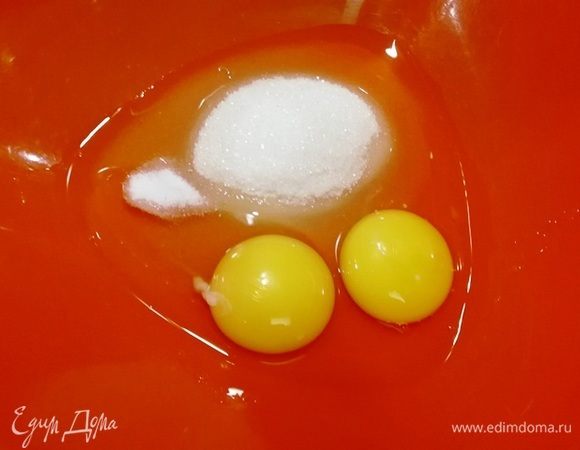 В миску разбиваем 2 яйца, высыпаем весь сахар, добавляем соль и ванилин. Перемешиваем.