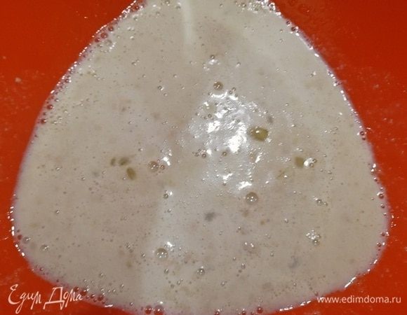 Соединяем дрожжевую и яичную основы. Перемешиваем.